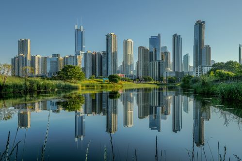 遠(yuǎn)處房地產(chǎn)銷售中心大樓攝影圖片 攝影圖 下載至來(lái)源處