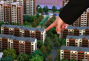 專家 大多數(shù)人希望房價(jià)上漲,因?yàn)槟鞘怯忻孀拥氖? class=